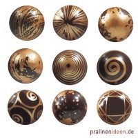 Halbkugel Goldmuster Zartbitter, 1 Lage mit 63 Stück Halbkugel Goldmuster Zartbitter, 1 Lage mit 63 Stück